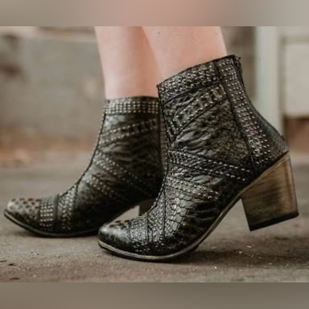 FreeBird By Steven Nelle - Barely worn. Great condition. No box.